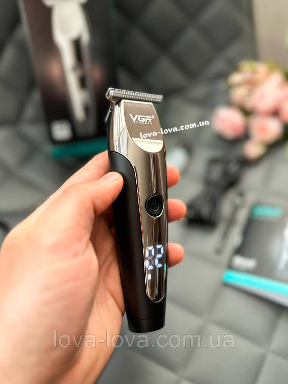 Профессиональный аккумуляторный триммер для бороды и усов VGR V-059 с дисплеем и сменными насадками (6 штук)