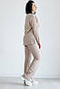 Костюм жіночий трикотаж рубчик штани кльош від коліна та подовжена кофта реглан колір світлий бєж, фото 7