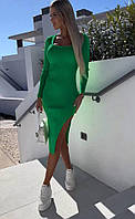 Женское облегающее зеленое платье миди в рубчик с разрезом