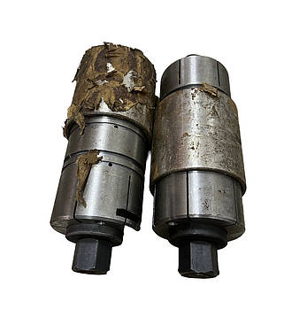 Оьось ВЕРТИКАЛЬНОГО ШАРНІРА К-700, К-701 з пальцем і втулкою