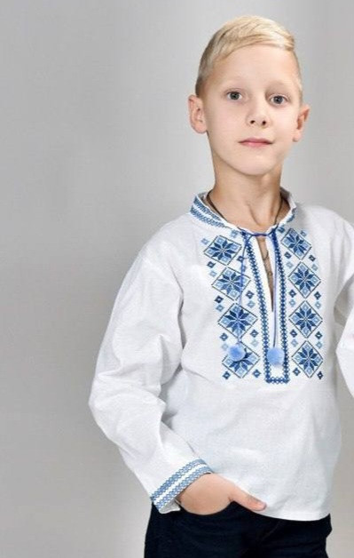 Дитяча вишиванка для хлопчика білого кольору з синьою вишивкою з матеріалу бязь р. 128-170
