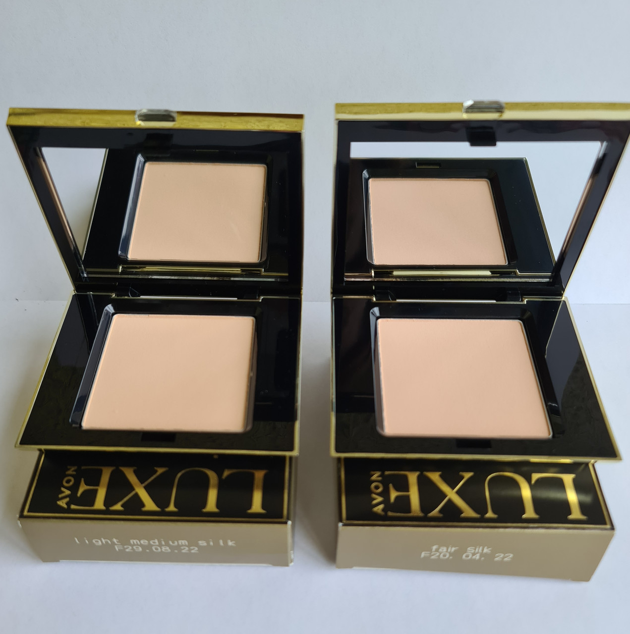 Компактна пудра "Люкс" з дзеркалом - Luxe AVON (Light Medium Silk) та (Fair Silk) відтінок на вибір