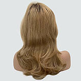 Довга красива перука з об'ємом вгорі і з підчесом на проділу, колір світло-русявий з пшеничним і темним корінням, фото 5