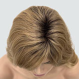 Довга красива перука з об'ємом вгорі і з підчесом на проділу, колір світло-русявий з пшеничним і темним корінням, фото 7