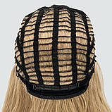 Довга красива перука з об'ємом вгорі і з підчесом на проділу, колір світло-русявий з пшеничним і темним корінням, фото 9