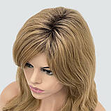 Довга красива перука з об'ємом вгорі і з підчесом на проділу, колір світло-русявий з пшеничним і темним корінням, фото 6