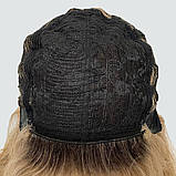 Довга красива перука з об'ємом вгорі і з підчесом на проділу, колір світло-русявий з пшеничним і темним корінням, фото 8