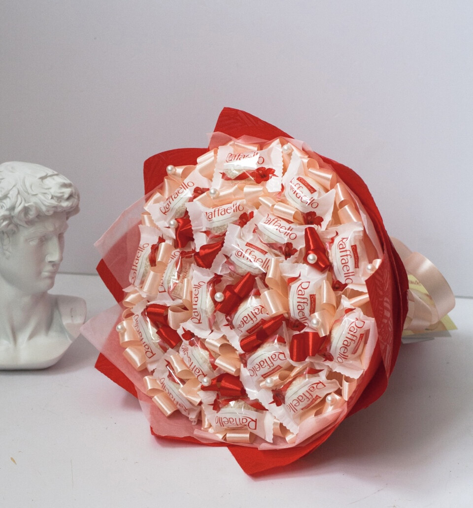 Букет з цукерок Рафаелло Raffaello (21 шт.) в руку подарунок червоний, фото 1