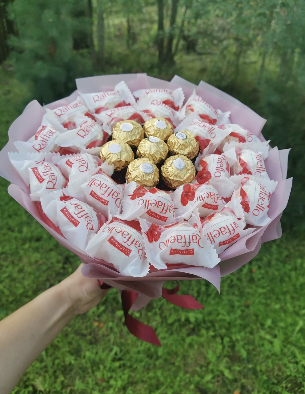 Букет з цукерок Raffaello і Ferrero Rosher в руку стильний подарунок рожевий
