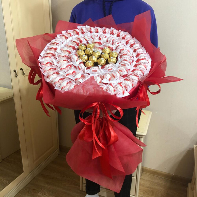 Великий букет з цукерок Raffaello і Ferrero Rosher в руку розкішний подарунок червоний