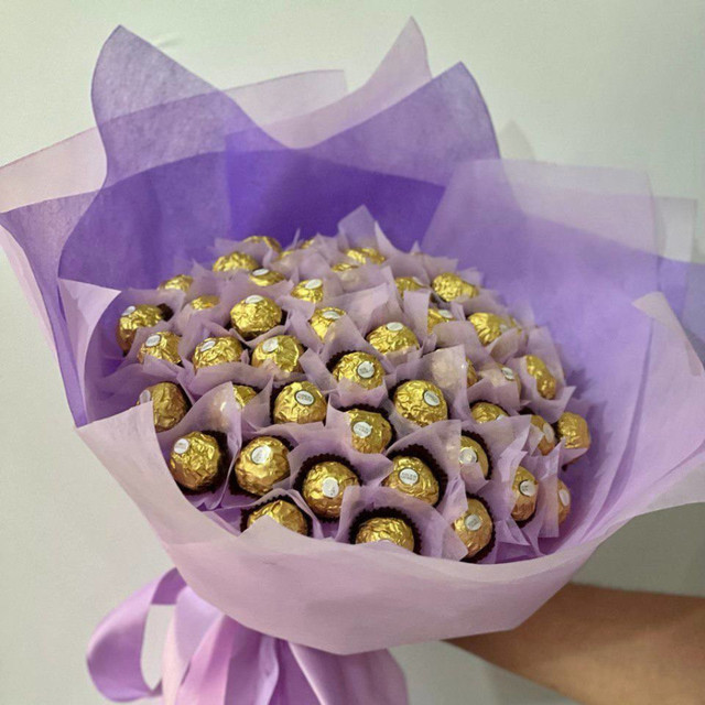 Букет з цукерок Ferrero Rosher (65 шт.) в руку розкішний подарунок, фіолетовий