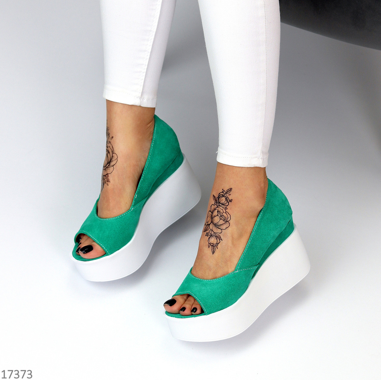 Яскраві відкриті замшеві жіночі смарагдові туфлі на білій платформі танкетці - фото 1 - id-p2116411402