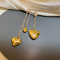 Розкішні сережки жіночі висячі асиметричні золотисті з камінням декор сердечка