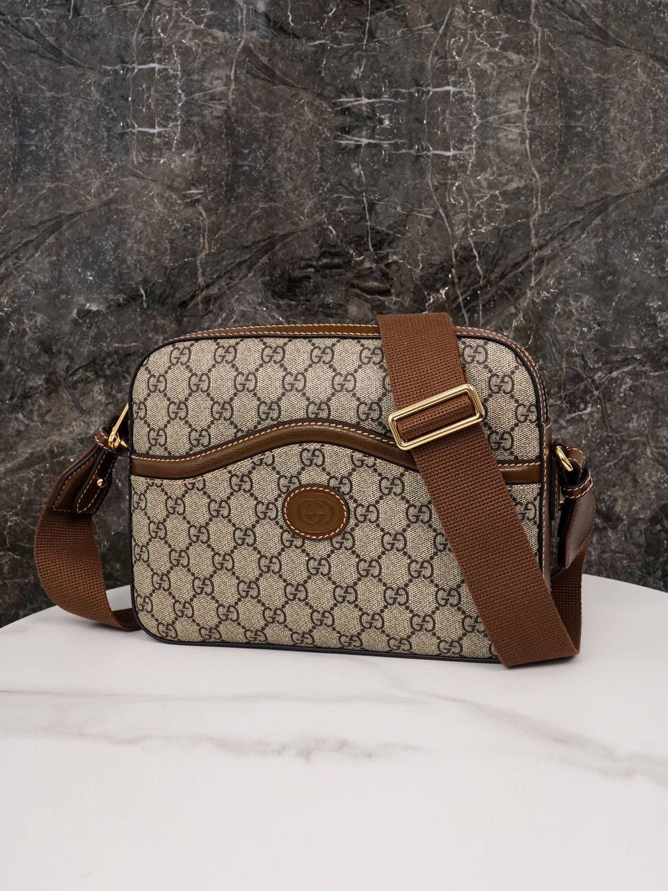 Сумка-месенджер Gucci з переплетеними літерами G