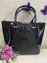 Чорна лакова сумка з тисненням "крокодил"