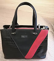 Стильная женская сумка с красной подкладкой. Италия