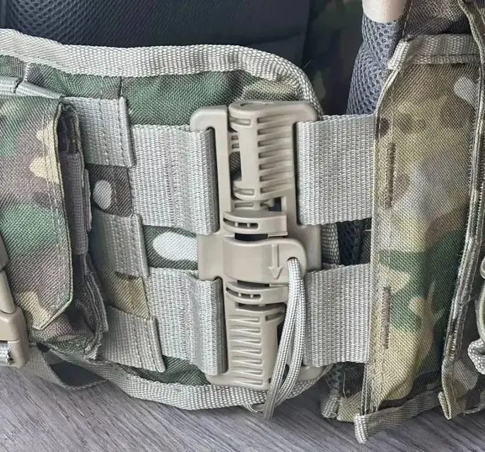 Ағасы бөлмедегі әпкеге қарап тұр