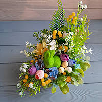 Композиція з квітами зайцем і пташкою до Пасху