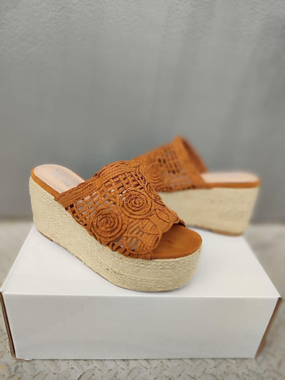 Шлепанці плетенки на танкетці руді коричневі ажурні текстиль річні жіночі босоножки на платформі 2021
