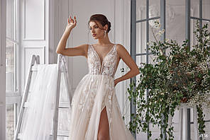 Весільна сукня з декольте