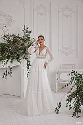 Весільна сукня з декольте