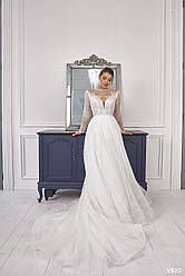 Весільна сукня з декольте