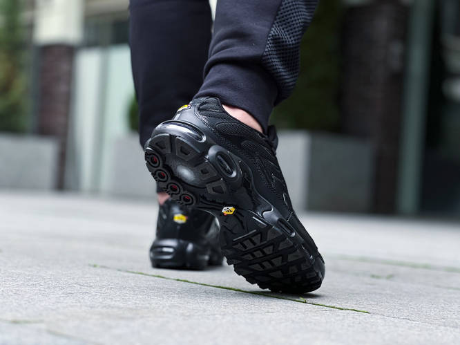 Air max plus triple black store on feet