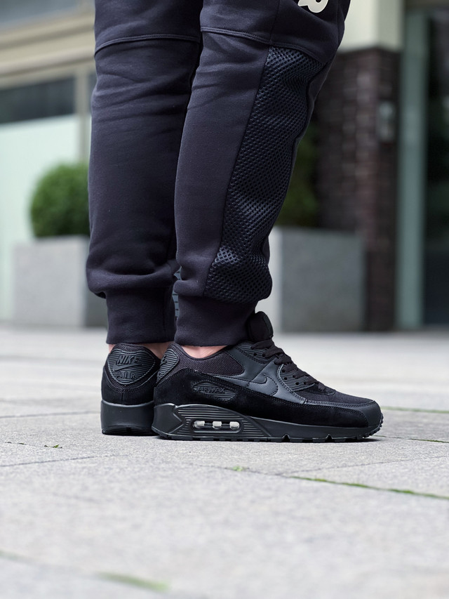 Nike 90 triple black hotsell