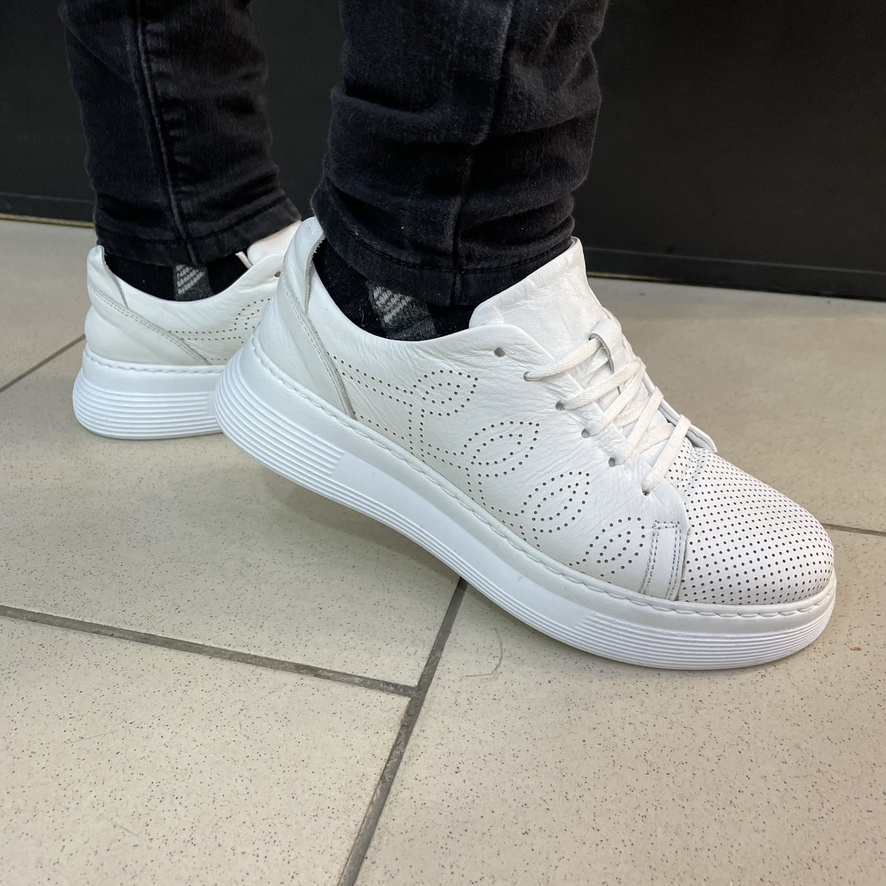 Жіночі шкіряні кросівки білі 40