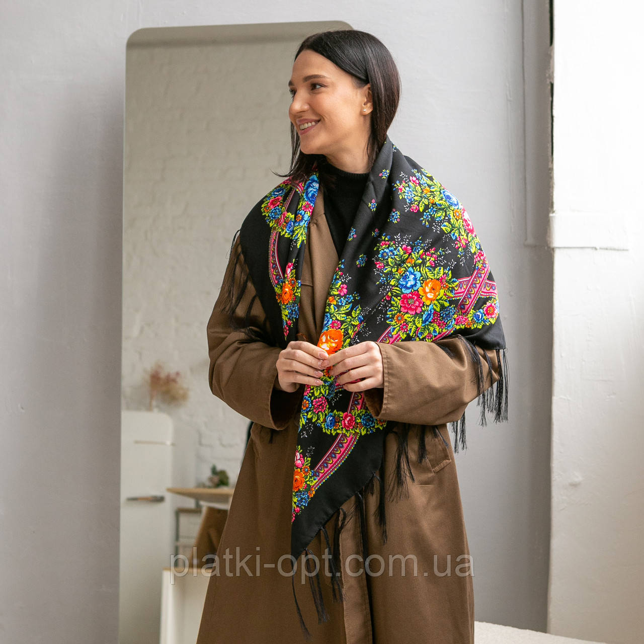 Хустка вовняна з бахромою 96х96 см. (Туреччина) чорний+рожевий