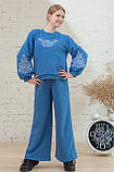 Спортивний костюм з білою вишивкою для дівчинки світшот і широкі штани палаццо з синьої трьохнитки р.104-170, фото 3