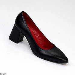 Класичні шкіряні жіночі туфлі натуральна шкіра звужений носок середній каблук