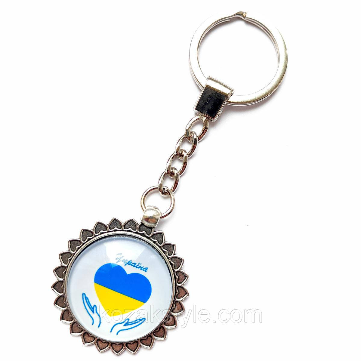 Брелок серце на долонях Україна