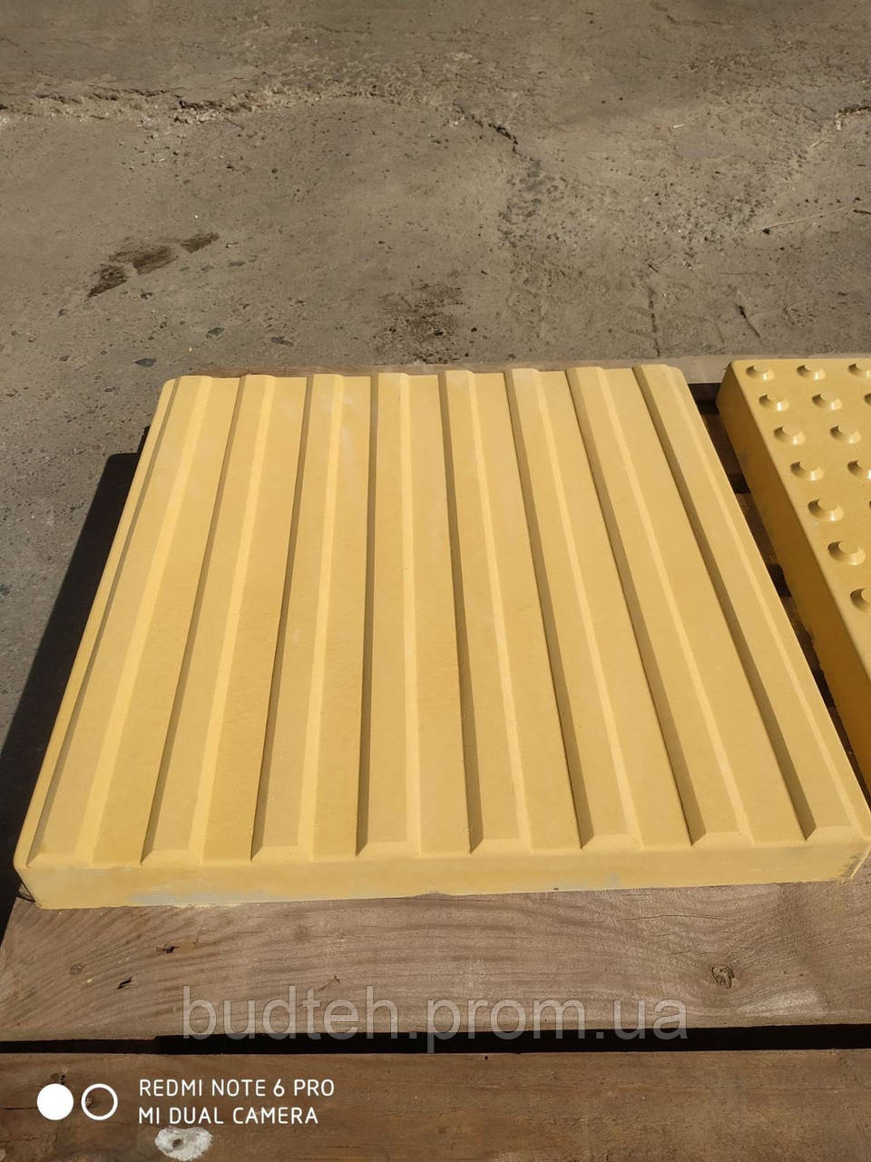 Тактильна плитка бетона 300х300х30 мм Полоса - фото 1 - id-p1536733012