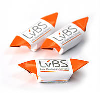 Леденцы в упаковке носок с логотипом.