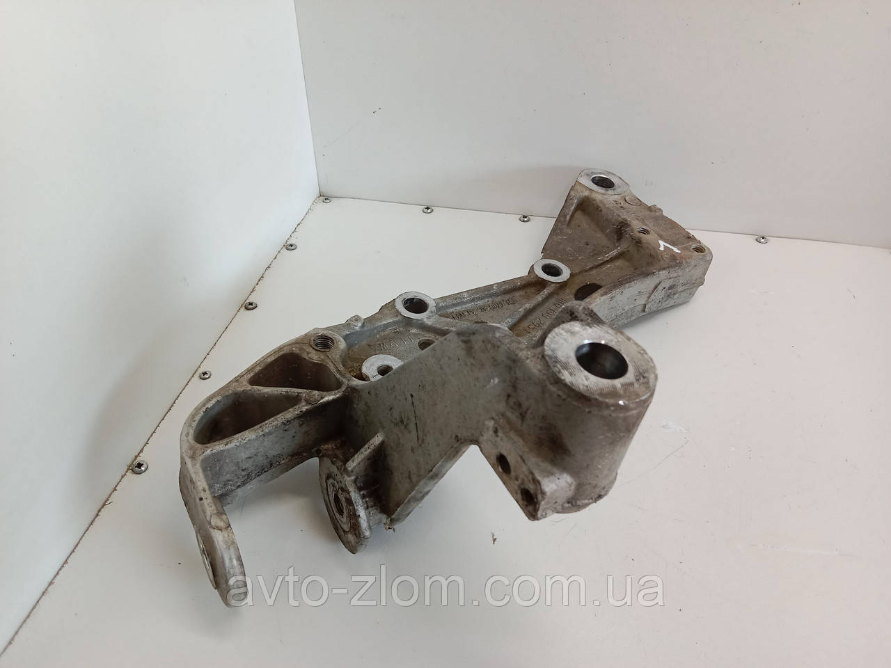 Кронштейн важеля, підрамника Skoda Octavia A5. 2004 – 2009. Лівий. 1K0199295F