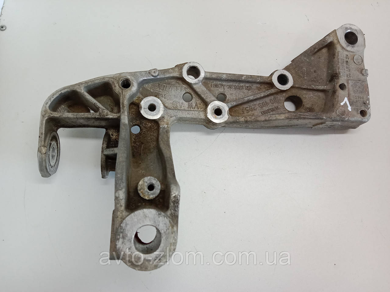 Кронштейн важеля підрамника Volkswagen Caddy 3, Touran, Туран, Кадді 3. Лівий. 1K0199295F