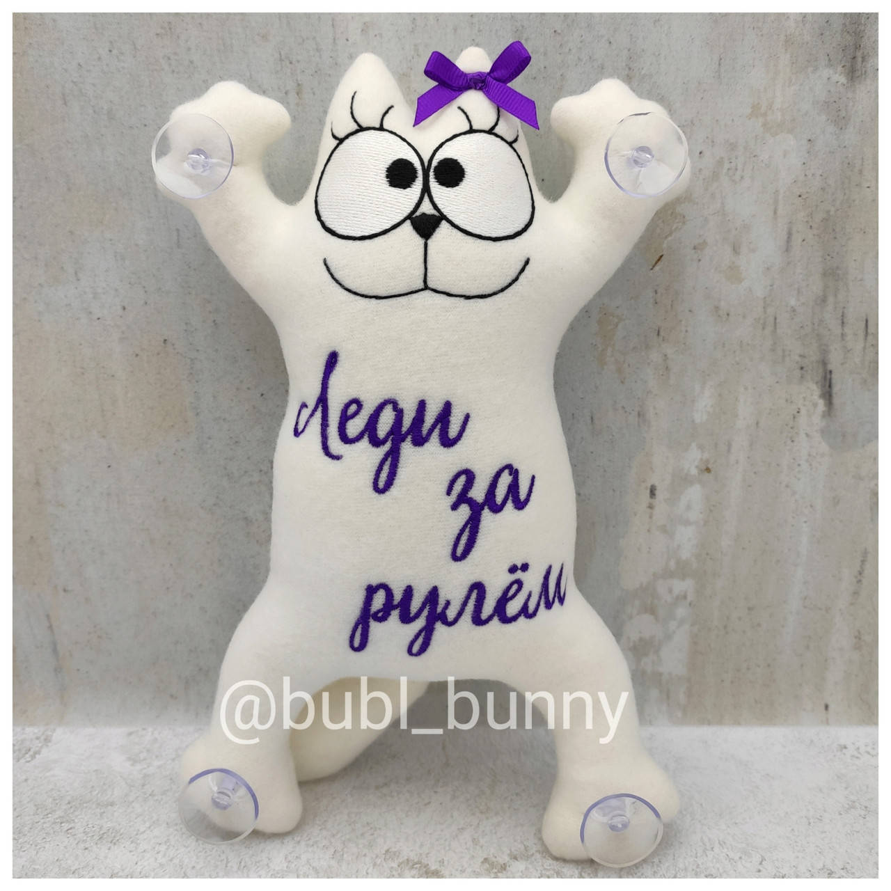 

Мягкая игрушка кот Саймона в авто на присосках "Леди за рулём"