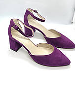 Жіночі туфлі-човники на підборах.У фіолетовому кольорі . Пара виконана з натуральної шкіри .
