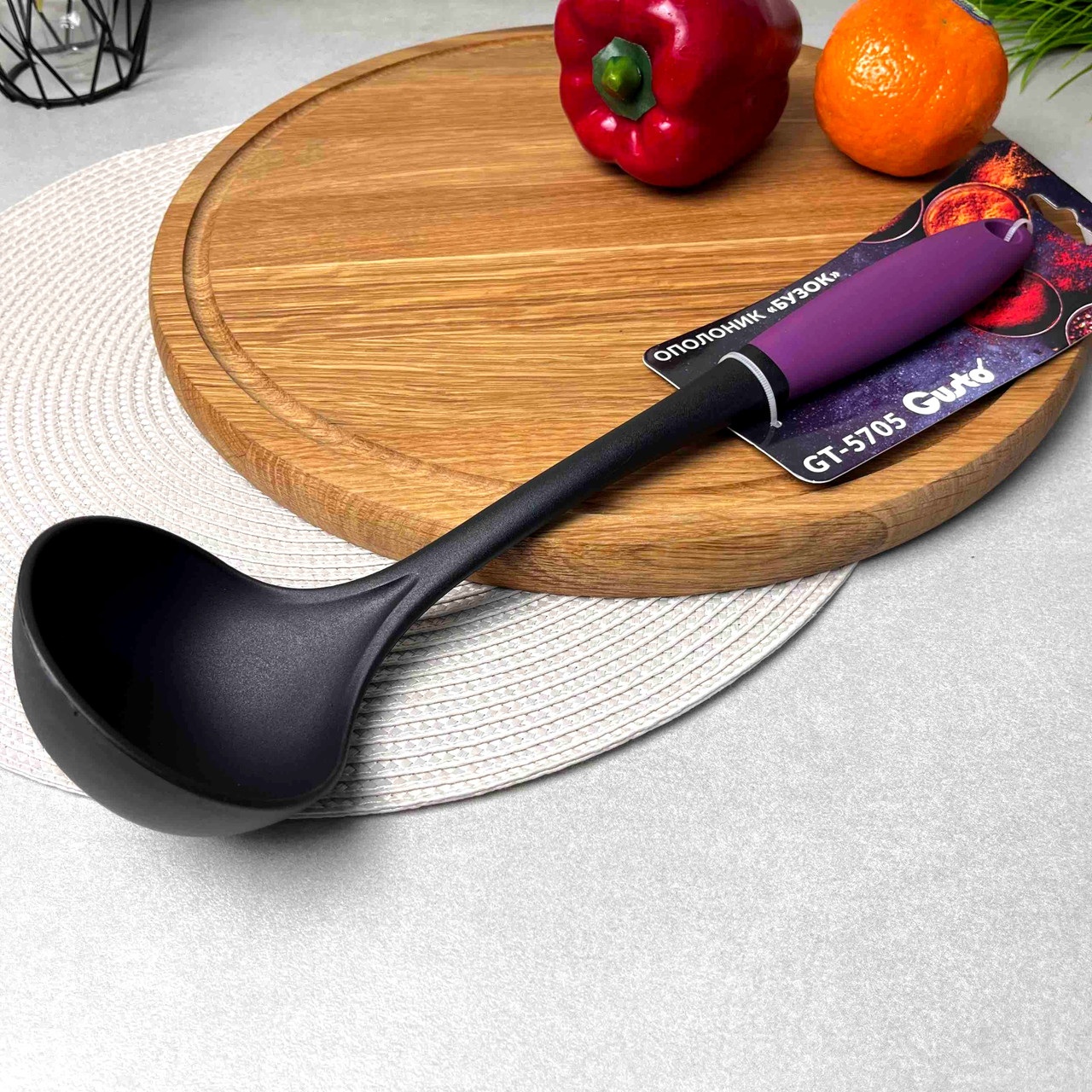 Нейлоновий ополоник із бузковою ручкою Gusto