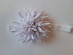 Дитяча красива біла пов'язка - окружність 38-60см, квітка 9см