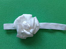Пов'язка для дитини біла - квітка 7см, розмір універсальний (на резинці)