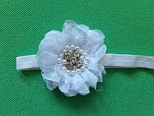 Дитяча пов'язка з перлами біла - розмір квітки 8см, розмір універсальний (на резинці)