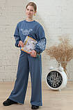 Спортивний костюм для дівчинки дитячий штани-палаццо і світшот з вишивкою з трьохнитки кольору джинс р.104-170, фото 3