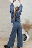 Спортивний костюм для дівчинки дитячий штани-палаццо і світшот з вишивкою з трьохнитки кольору джинс р.104-170, фото 4