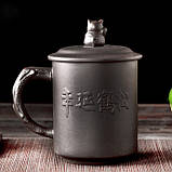 Чашка чорна для чаю з кришкою глиняна Щасливий кіт 350 мл. Кухоль заварник із ісиній глини, фото 2