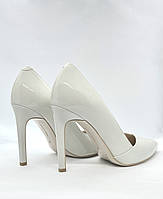 Елегантні жіночі туфлі-човники на шпильці,виповненні з лаковоі шкіри. сіро-білого кольору. Виробник Польща.