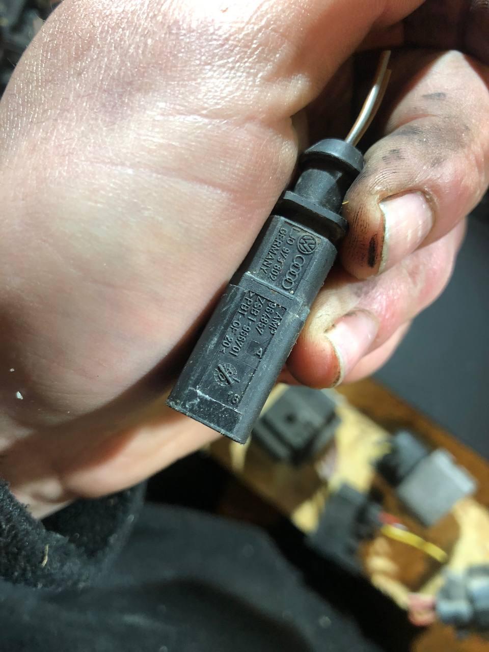 Разъем (фишка) Датчика Износа Тормозных Колодок 1j0973802 — Купить ...