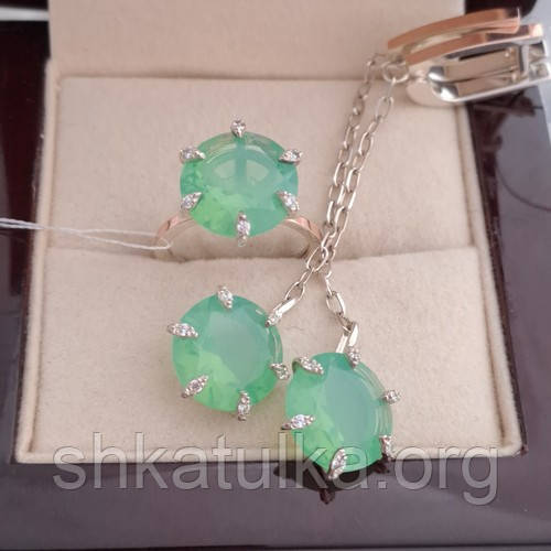 Комплект каблучка та сережки-вісюльки зі срібла із золотими пластинами та зеленим опалом