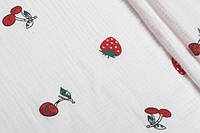 Ткань муслин жатый двухслойный, ягодки вишни и клубники красные на белом (шир. 1,35м) (MS-JAT-2-0073)